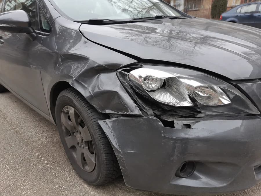 Реалистична снимка на ударена предна лява част на автомобил