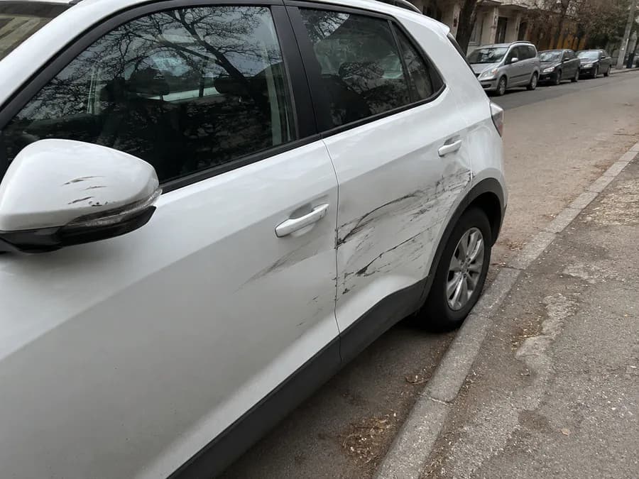 Реалистична снимка на ожулена странична част на автомобил